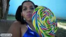 Shemale brasileira trepando em video gay no jardim da putaria